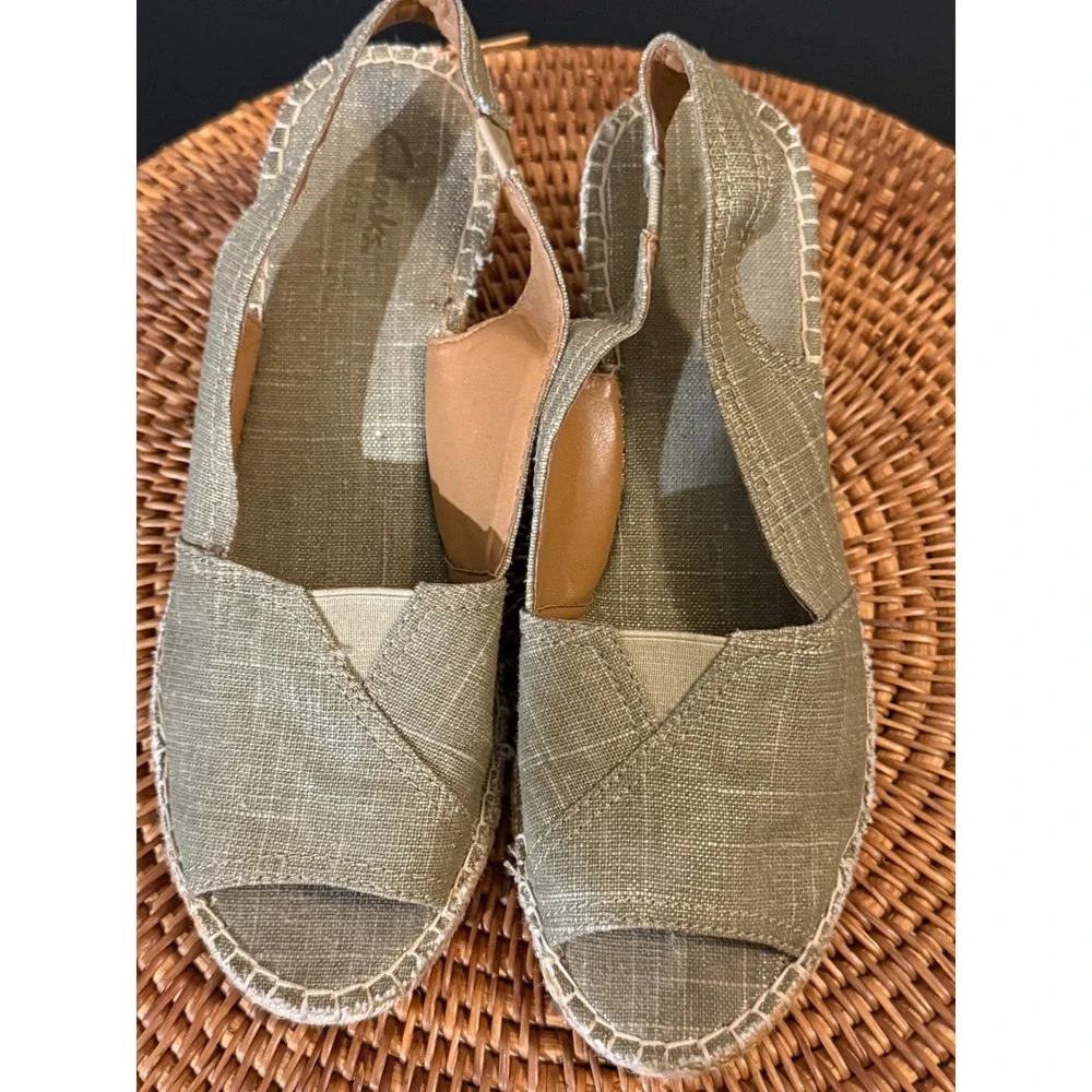 Clarks Artisan Petrina Gaia Sage Green Metallic Espadrille Wedge Sandals 8.5M